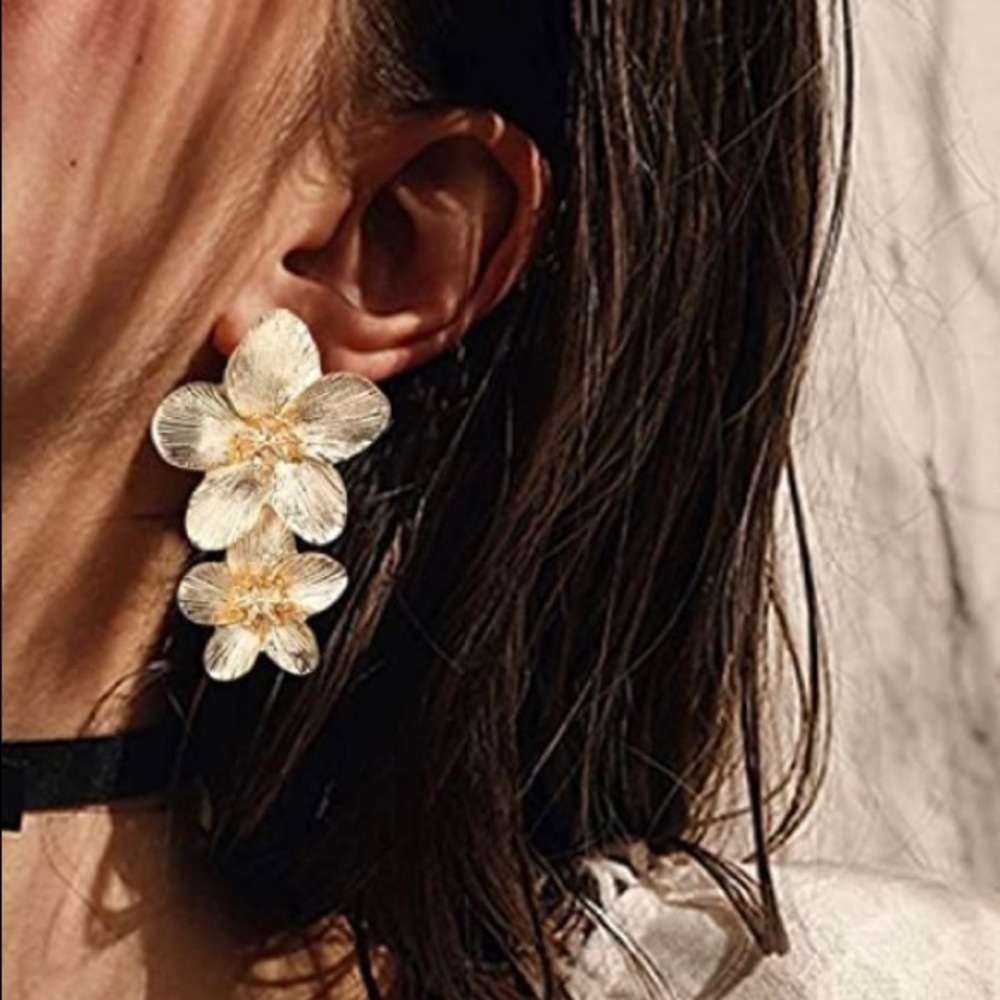Gold tone flower earrings